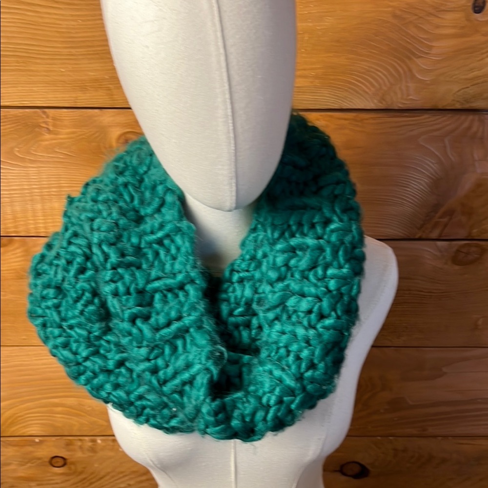 Mossimo Supply Co Women’s Green Chunky Knit Infinity Scarf Loose Crochet Winter